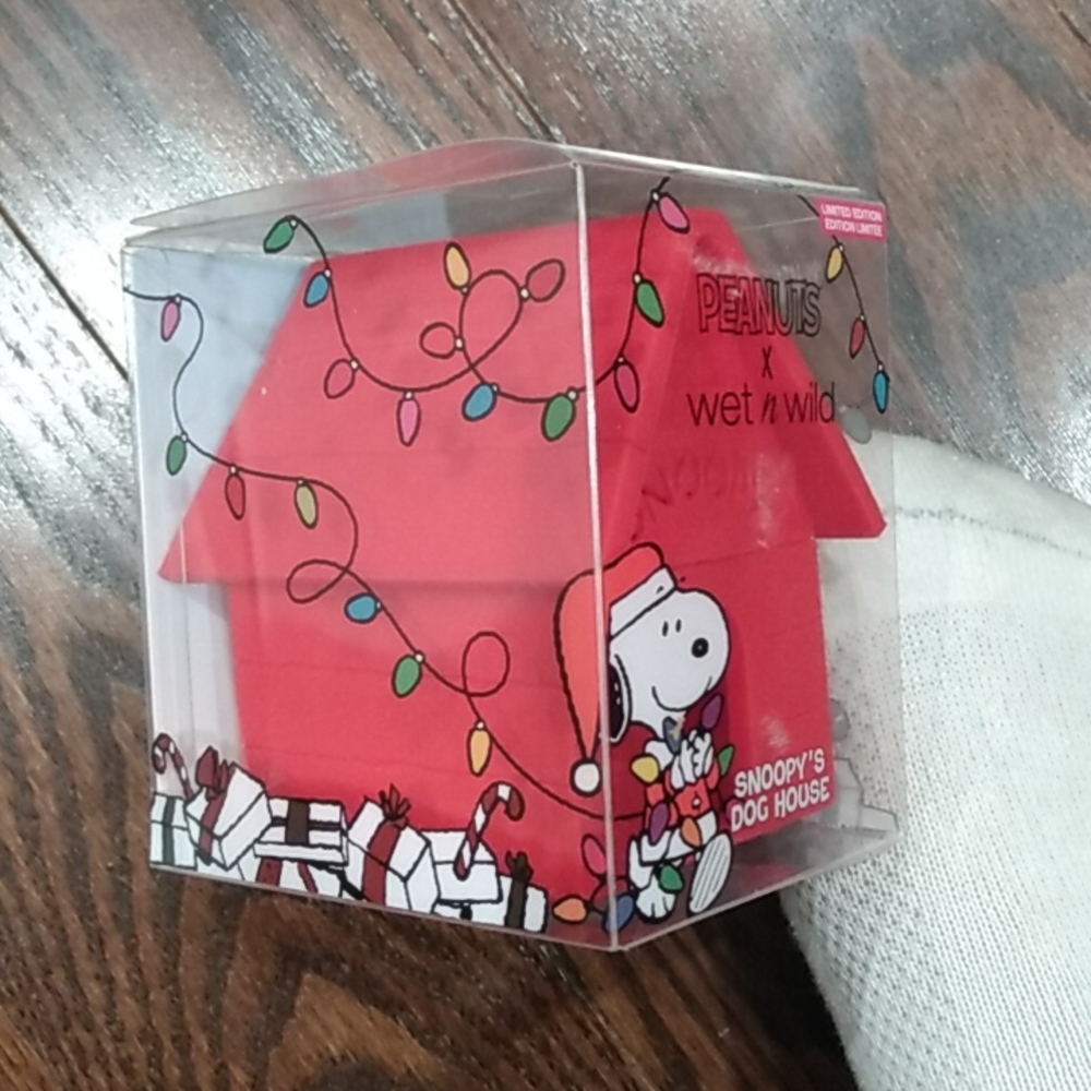 Peanuts Snoopy Dog House Makeup Sponge Case Wet n Wild